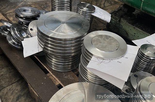Нержавеющие заглушки большого диаметра перед отгрузкой: обработка формы и кромок для закрытия торца трубного или емкостного участка