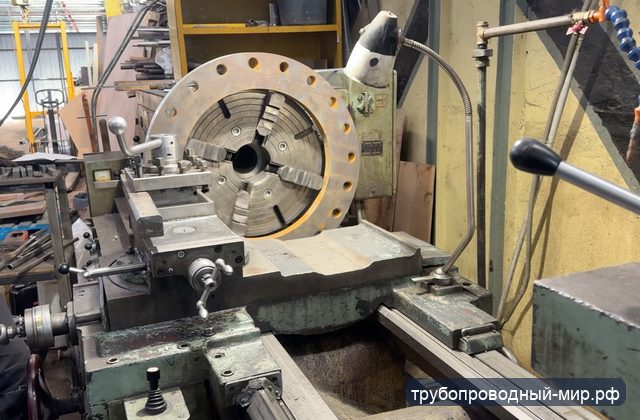 Фланцевая деталь большого диаметра во время токарной обработки посадочной поверхности