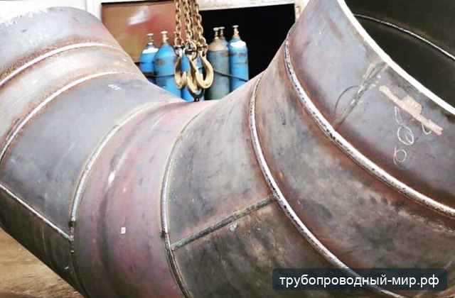 Крупный сварной отвод после сварки секторных частей